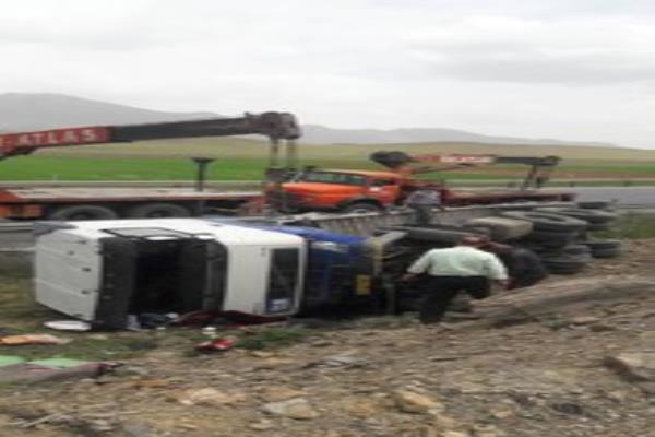 واژگونی خودروی تریلی ۱۸ چرخ در محور تکاب_شاهین دژ تصویر خبر