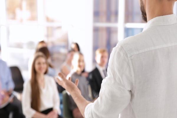 چگونه با اعتماد به نفس صحبت کنیم؟ | ۸ تاکتیک سخنرانان تاثیرگذار تصویر خبر